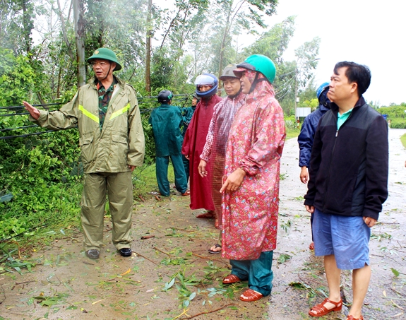 Thượng tướng Trần Quang Phương chỉ đạo công tác phòng chống bão tại huyện Tuy An, tỉnh Phú Yên.